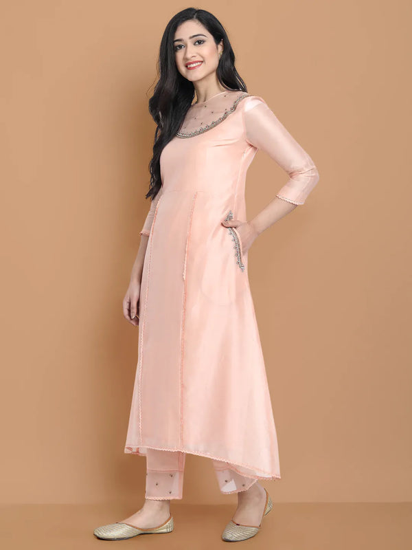 Yarn dyed chanderi kurta accentutated with hand machine embroidery on the textured shoulder yoke