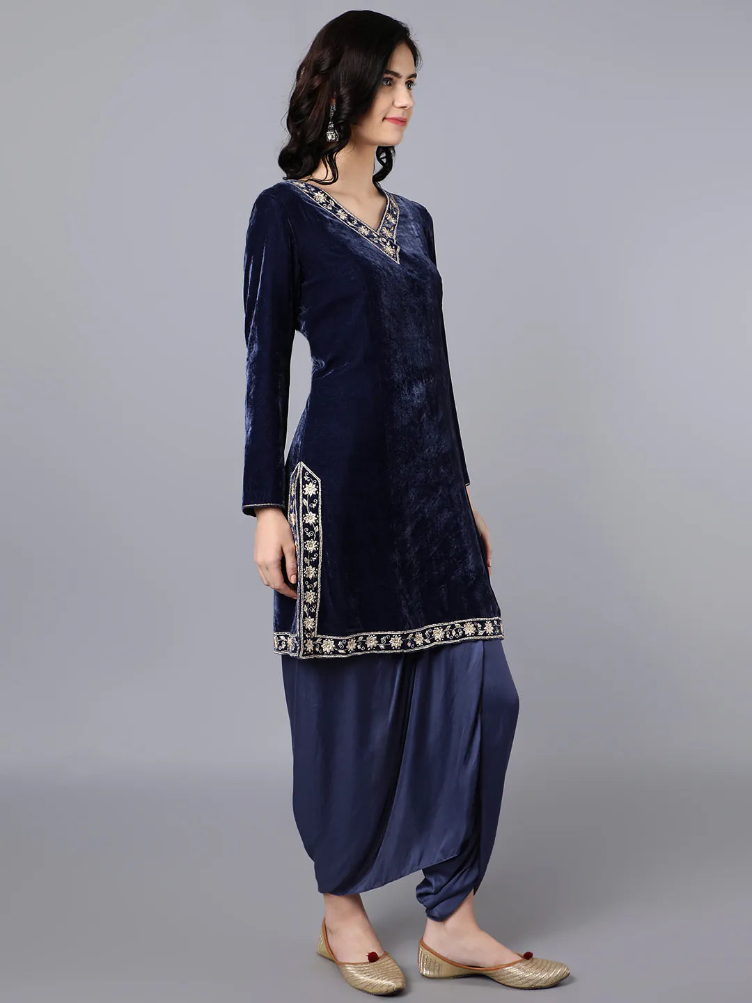 kurta in silk velvet with motifs on neck and bottom