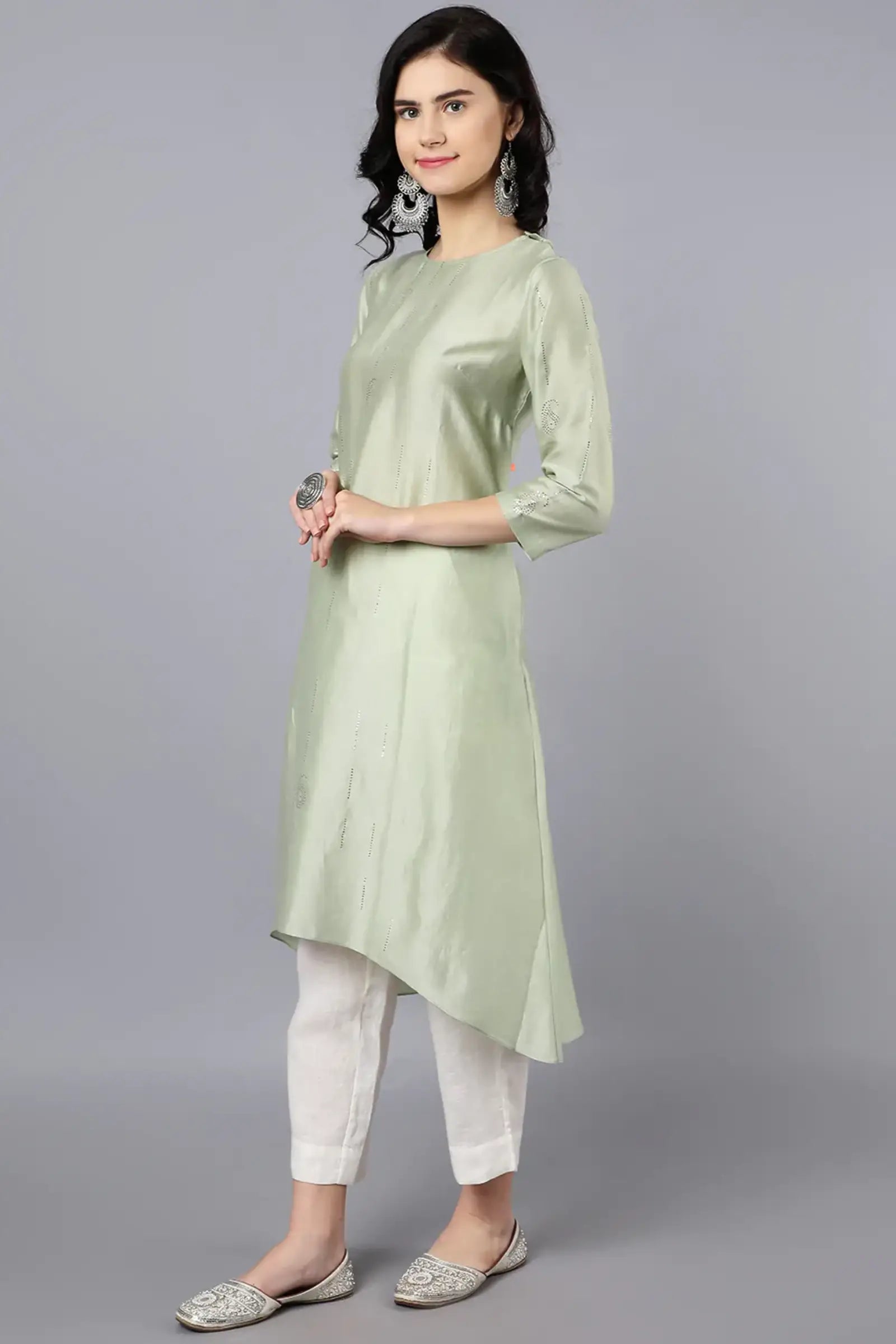 chanderi kurta with mukaish work spread all over front.