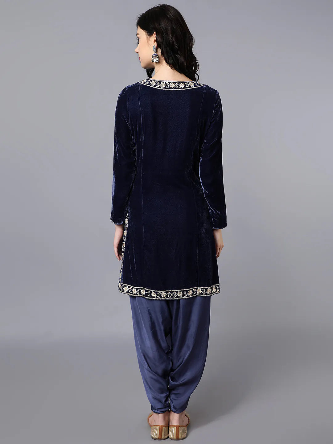 kurta in silk velvet with motifs on neck and bottom