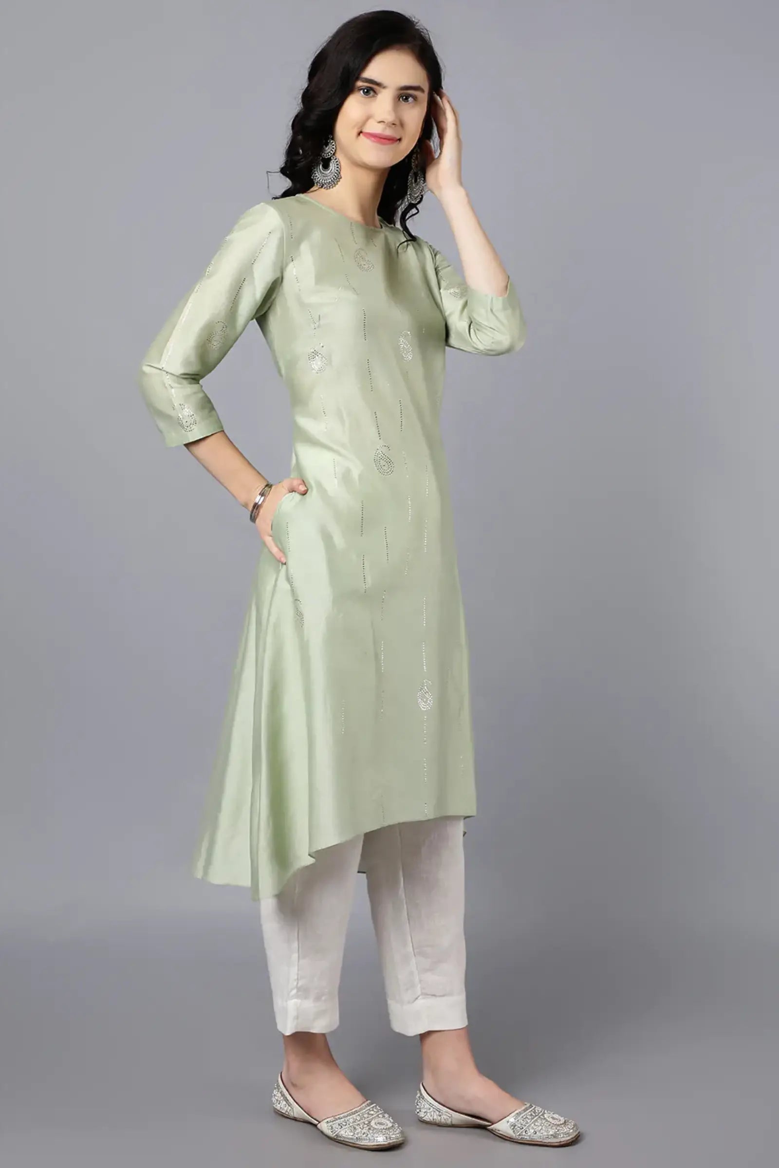 chanderi kurta with mukaish work spread all over front.