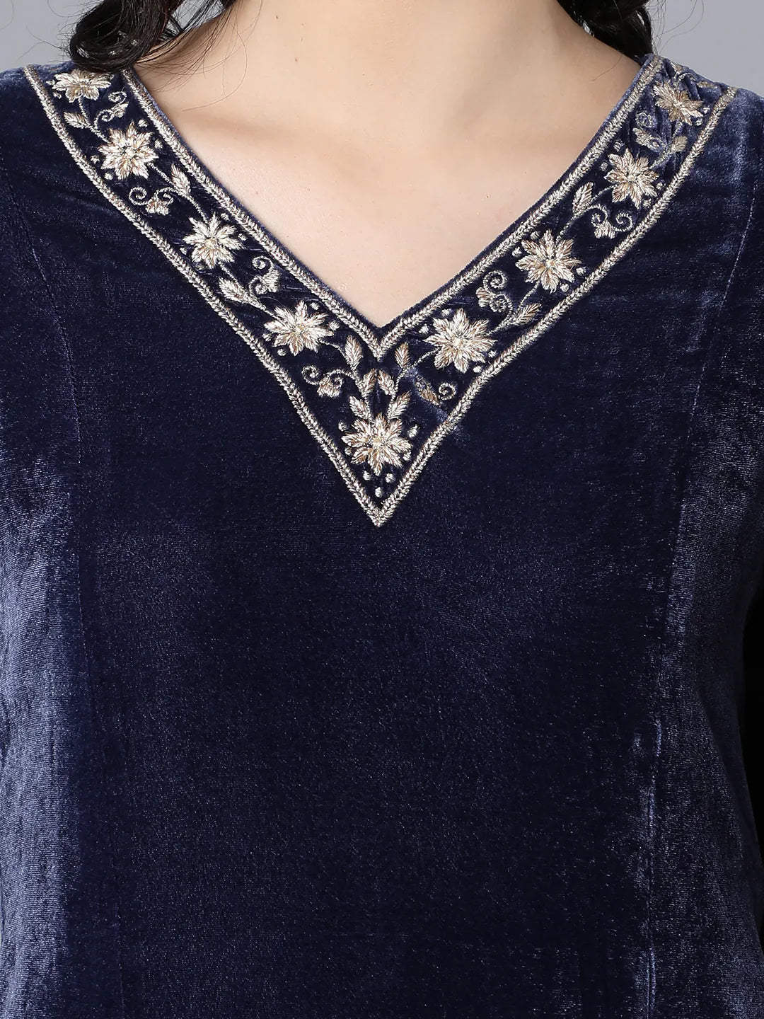 kurta in silk velvet with motifs on neck and bottom