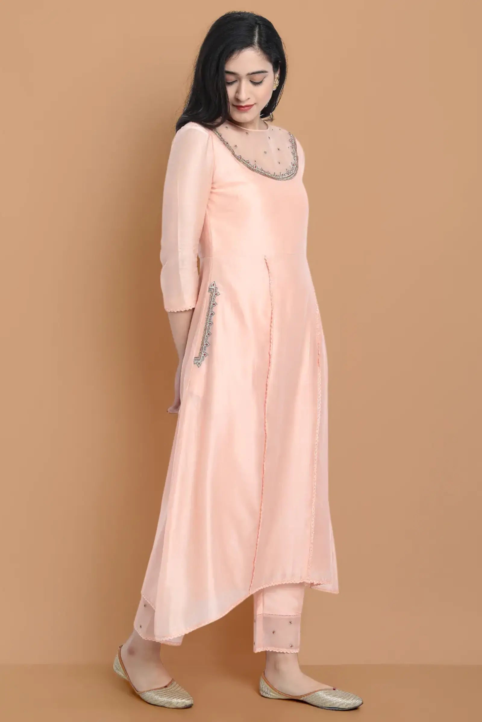 Yarn dyed chanderi kurta accentutated with hand machine embroidery on the textured shoulder yoke