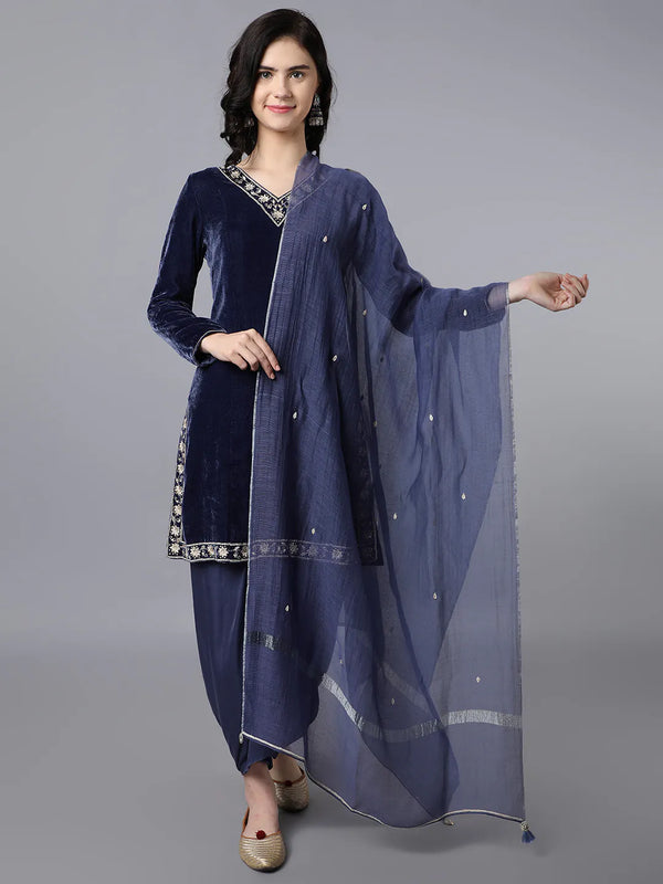 kurta in silk velvet with motifs on neck and bottom