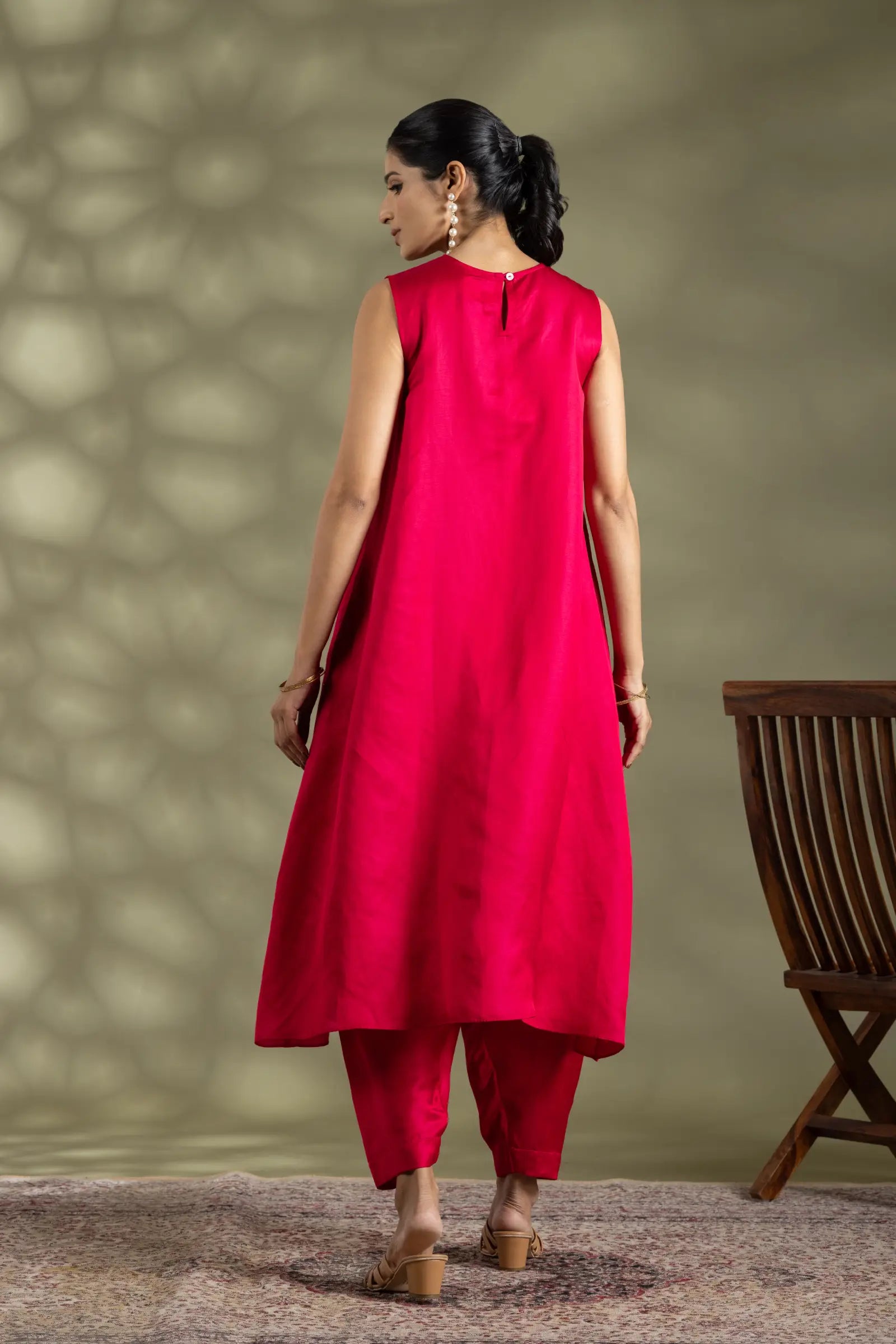 Nazakat Sleeve Less Kurta